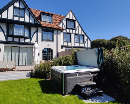 Self-Cleaning Spa H679 Platinum met groene cover en hydraulische coverlifter