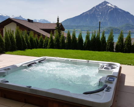 Self-Cleaning Spa H570 Platinum ingebouwd in terras