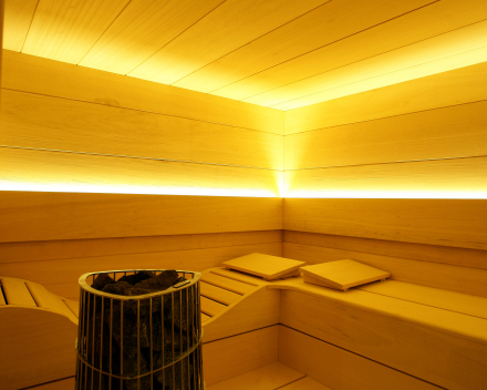 Sauna in brede Abachi met ingewerkte lounger