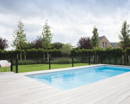 Monobloc zwembad met houten terras