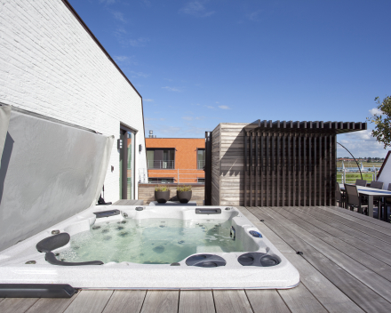 Self-Cleaning Spa H670 Platinum ingebouwd op dakterras met coverliftsysteem