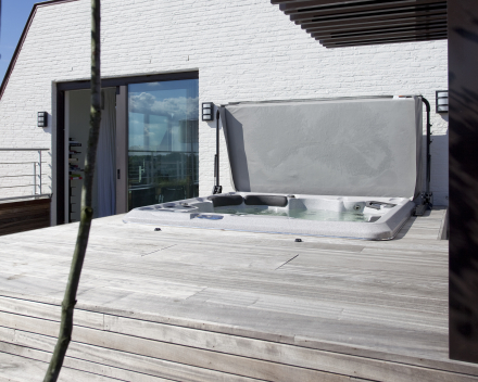 Self-Cleaning Spa H670 Platinum ingebouwd op dakterras met houten afwerking