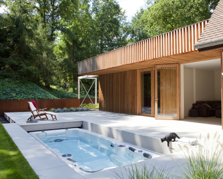 Aquatrainer 17fX Swimspa ingebouwd in terras met verrijdbaar terras
