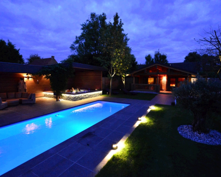 Bouwkundig zwembad avond