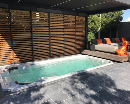 Swimspa met verschuifbare cover