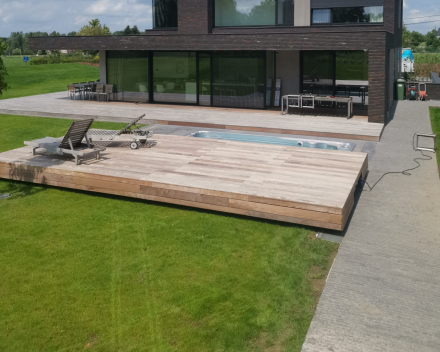 Aquatrainer 17fX Swimspa met verschuifbaar terras afgewerkt in hout