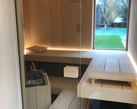 Sauna op maat met brede Abachi en ingewerkte LED verlichting