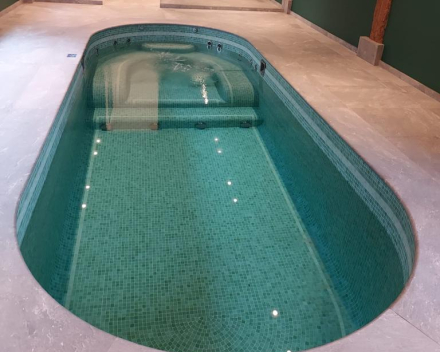 Swimspa met massagegedeelte in wellnessruimte