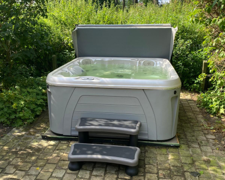 Spa Serenity 4500 met Designer Harbour omkasting en manuele coverlifter