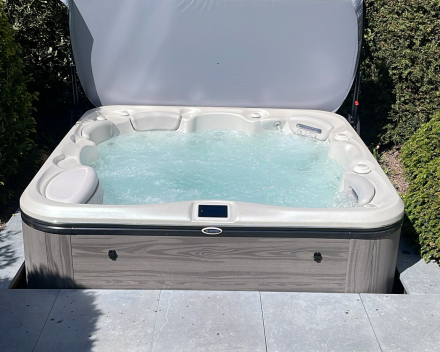 Self-Cleaning Spa H679 Platinum half ingebouwd met Vintage omkasting en hydraulische coverlifter