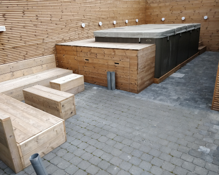 Aquatrainer 14fX Swimspa opbouw met hout afgewerkt