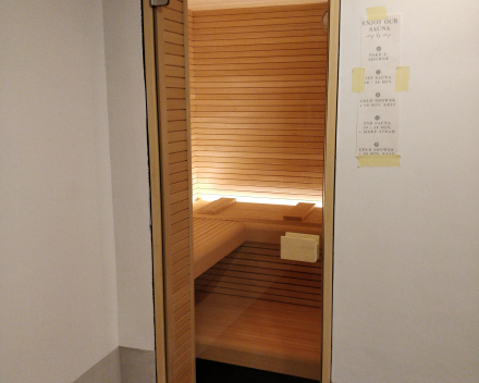 Strandhotel: sauna op maat in smalle abachi met diepliggende groef