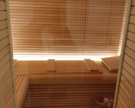 Strandhotel: sauna op maat in smalle Abachi met diepliggende groef