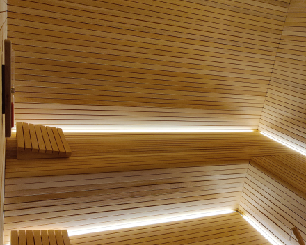 Sauna op maat in smalle Abachi met ingewerkte LED verlichting