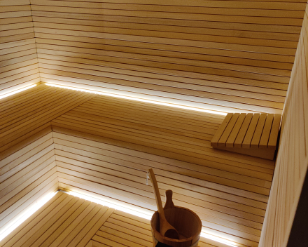 Sauna op maat in smalle Abachi met ingewerkte LED verlichting