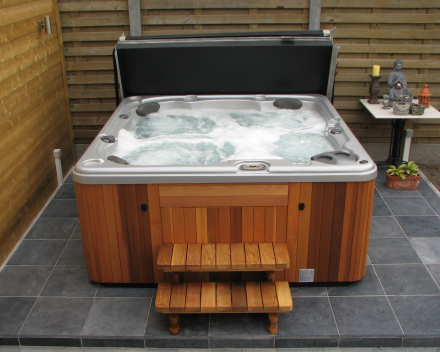 Spa Serenity 5000 Platinum met ceder omkasting