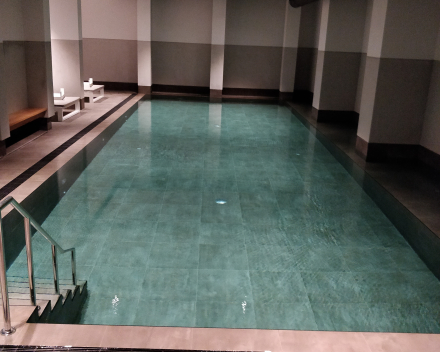 Strandhotel: bouwkundig binnenzwembad met tegelafwerking en overloop