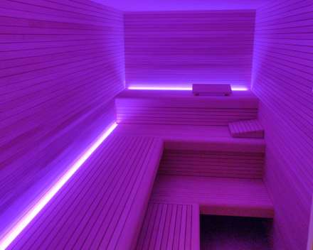 Sauna op maat met LED verlichting in de bank
