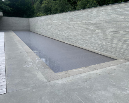 Bouwkundig zwembad met PC metallic lamellen Bouwkundig zwembad met PC metallic lamellen